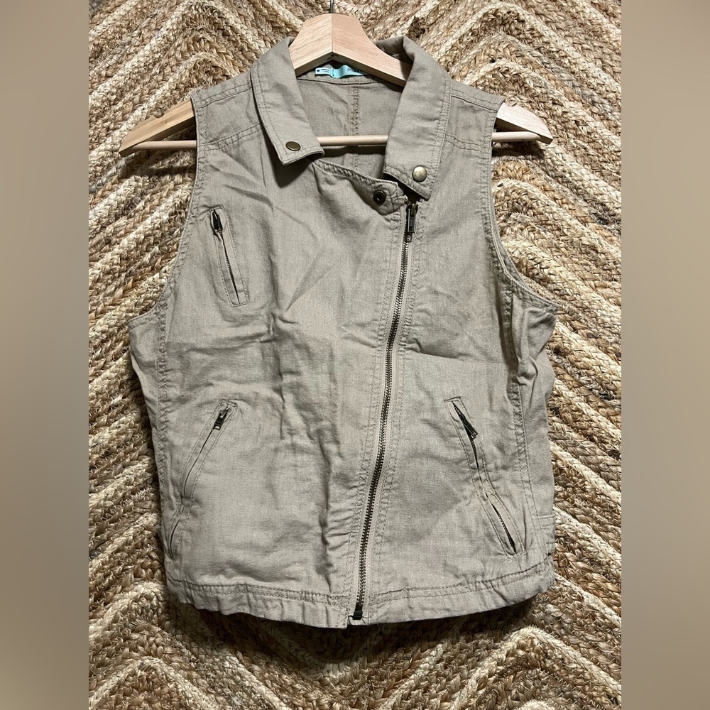 Maurice's Women's Khaki Color Zipper Vest, Size M, Great Condition